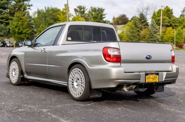 Каросерията е отрязана непосредствено зад средните колони и вместо задните седалки и багажника е направена пълноценна товарна платформа със сгъваема страна. Двигателят е останал фабричен, 2,5-литров турбокомпресор, който е съчетан с шестстепенна механична скоростна кутия.